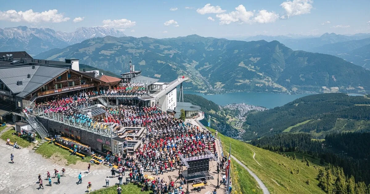 Cartel: Line Dance AlpFestival 2027: bailar a 2.000 metros en Zell am See-Kaprun, del 17 al 20 de junio